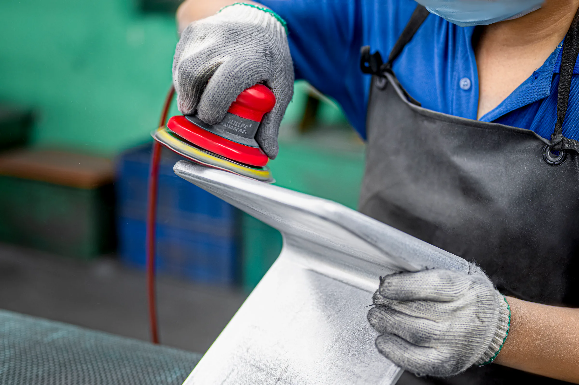 Manual surface finishing on a metal component